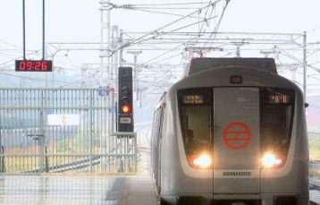 train  at Delhi Metro station at Yamuna Bank